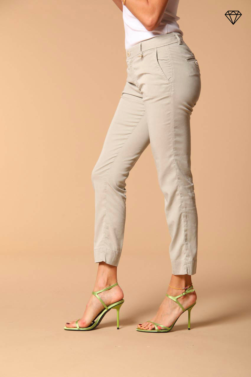 Immagine 4 di pantalone chino donna in twill modello Jaqueline Curvie curvy fit