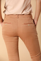 Jaqueline Archivio pantalón chino de mujer en gabardina slim fit