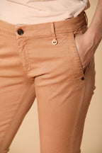 Jaqueline Archivio pantalón chino de mujer en gabardina slim fit