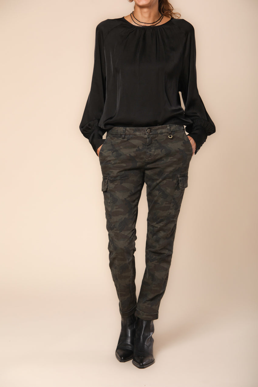 Chile City women's cargo pants in satin with camouflage print curvy fit ①