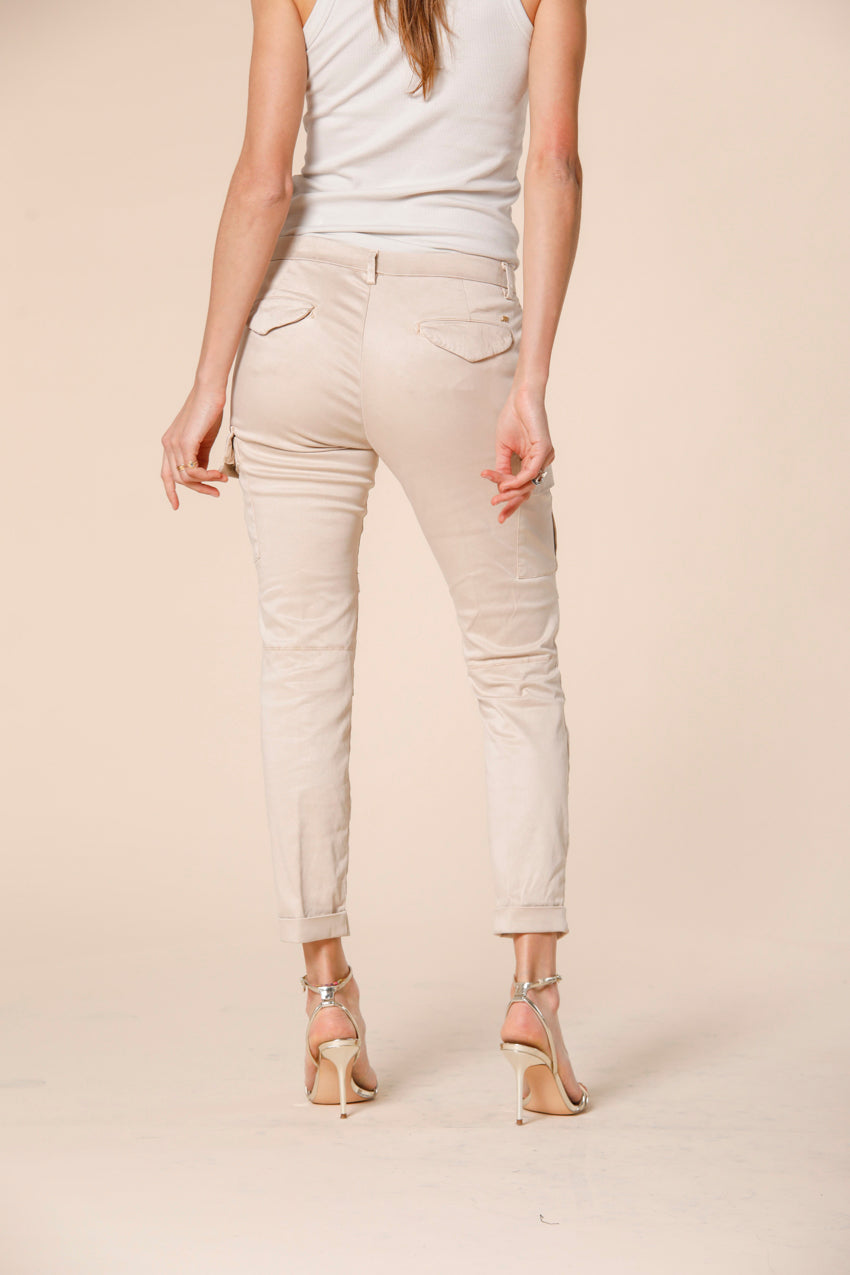 Image 3 du pantalon cargo ur femme en satin stretch couleur kaki foncé modèle Chile City de Mason's