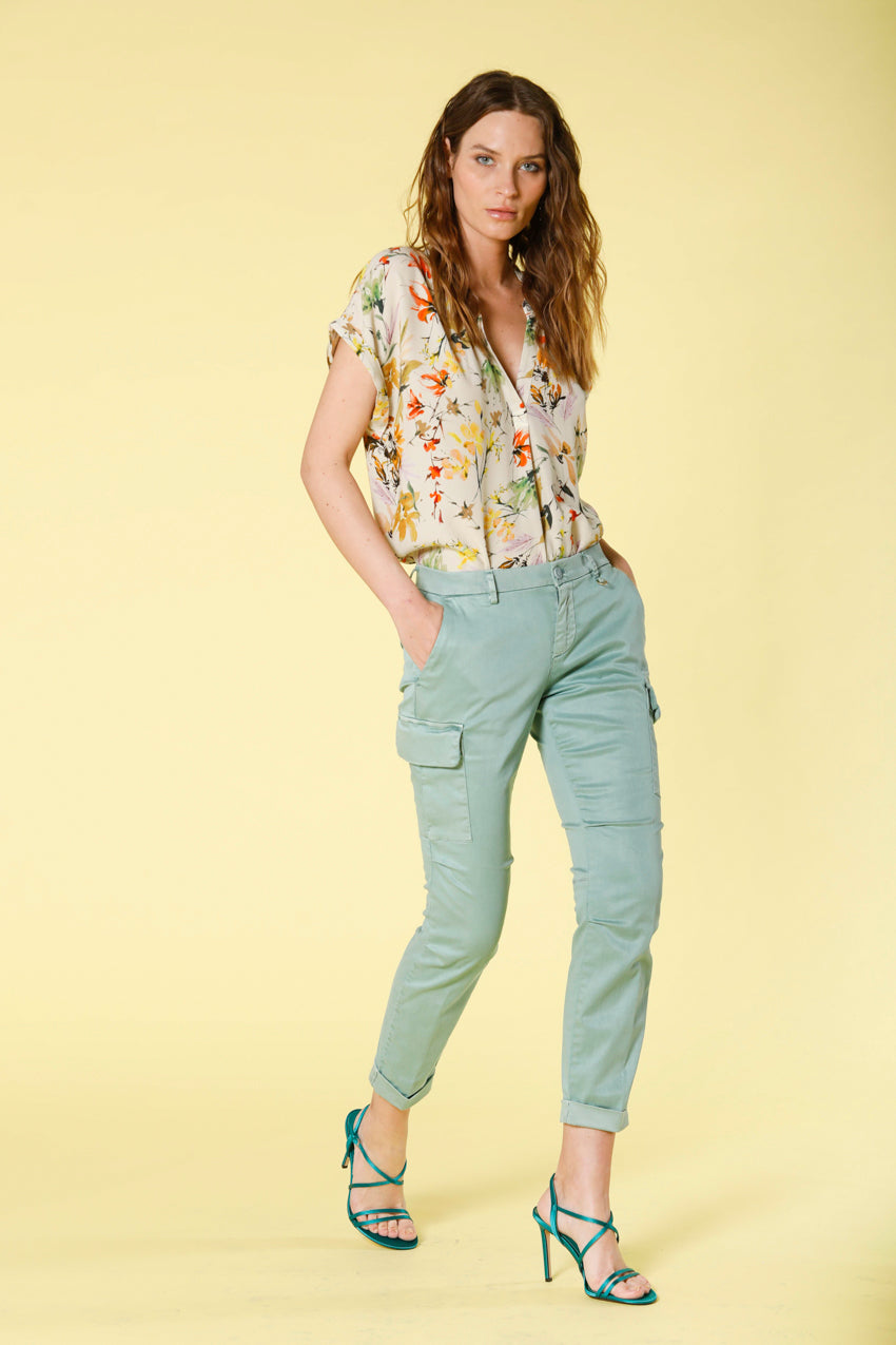 Immagine 2 di pantalone cargo donna in raso stretch color verde menta modello Chile City di Mason's