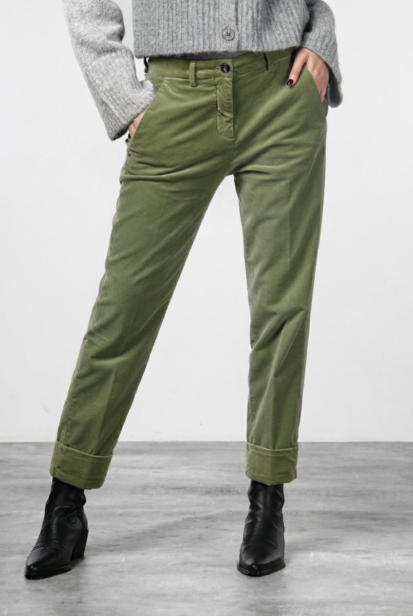 New York Carrot pantalón chino de mujer en terciopelo liso carrot fit ①
