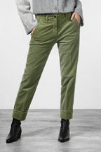 New York Carrot pantalón chino de mujer en terciopelo liso carrot fit ①
