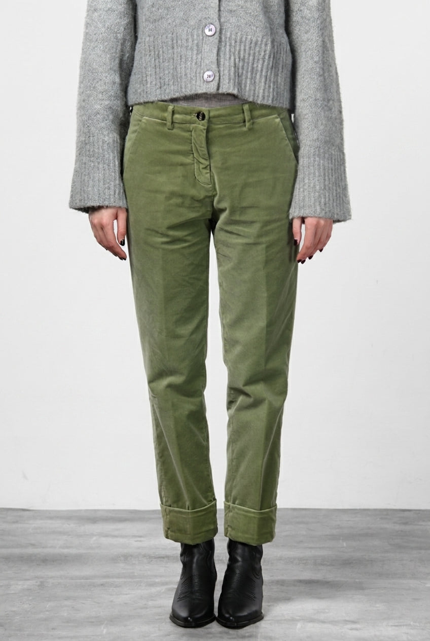 New York Carrot pantalón chino de mujer en terciopelo liso carrot fit ①
