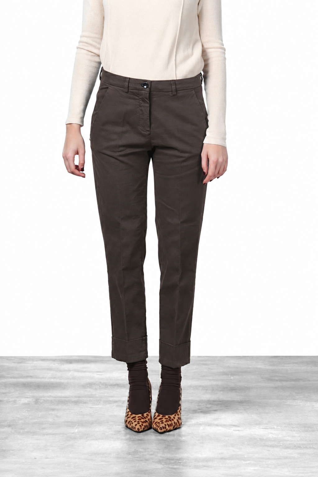Pantalon chino femme New York Carrot en satin avec carrot fit ①