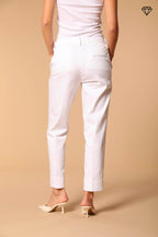 Immagine 4 di pantalone chino donna in raso stretch modello New York Carrot carrot fit 
