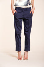 New York Carrot pantalon chino femme en satin stretch carrot fit ①