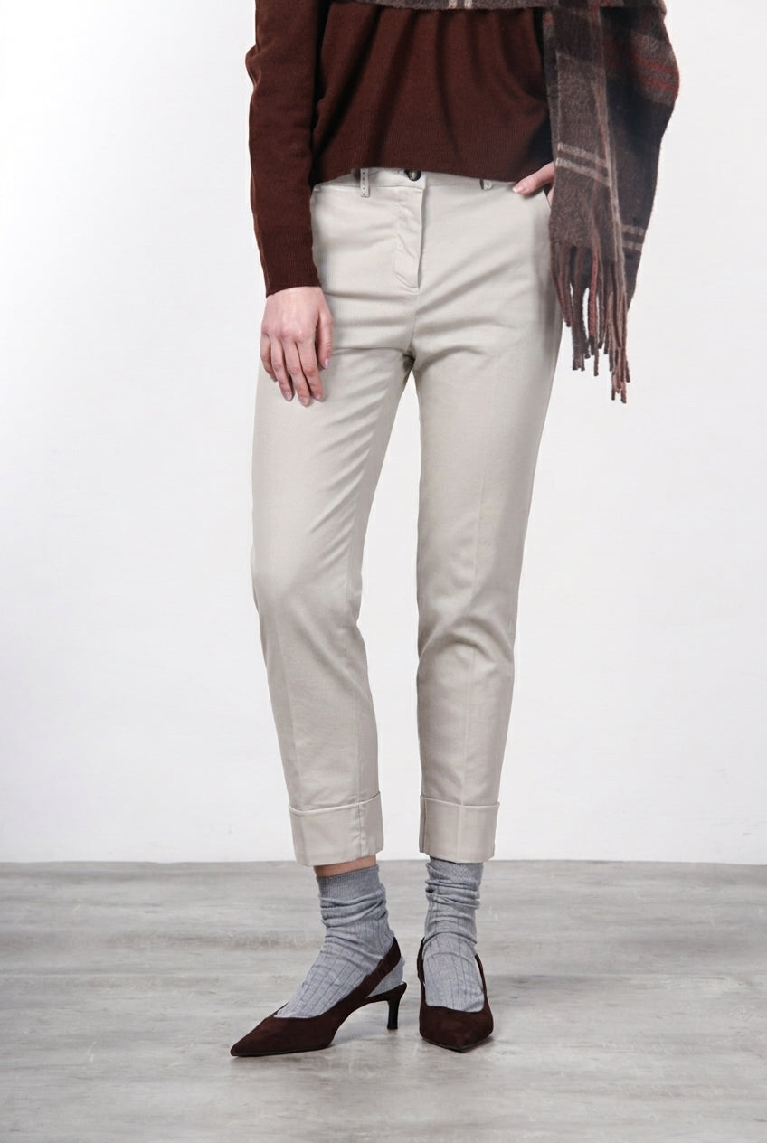 New York Carrot pantalón chino de mujer en gabardina de algodón y lana carrot fit ①

