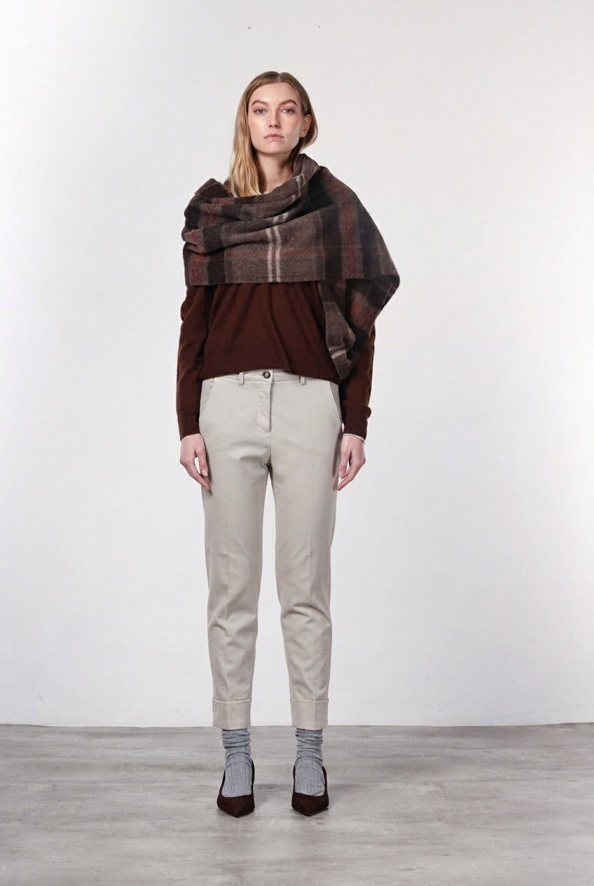 New York Carrot pantalón chino de mujer en gabardina de algodón y lana carrot fit ①
