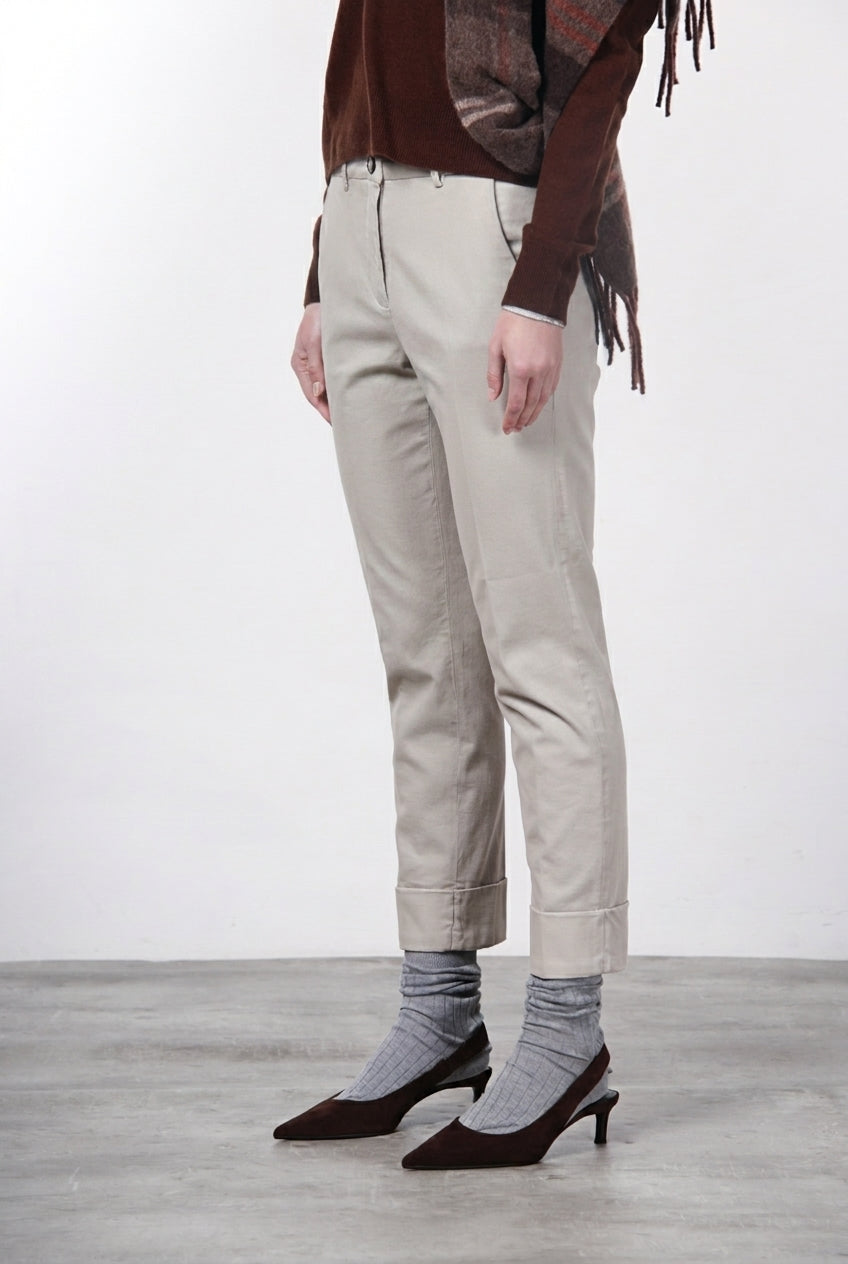 New York Carrot pantalón chino de mujer en gabardina de algodón y lana carrot fit ①
