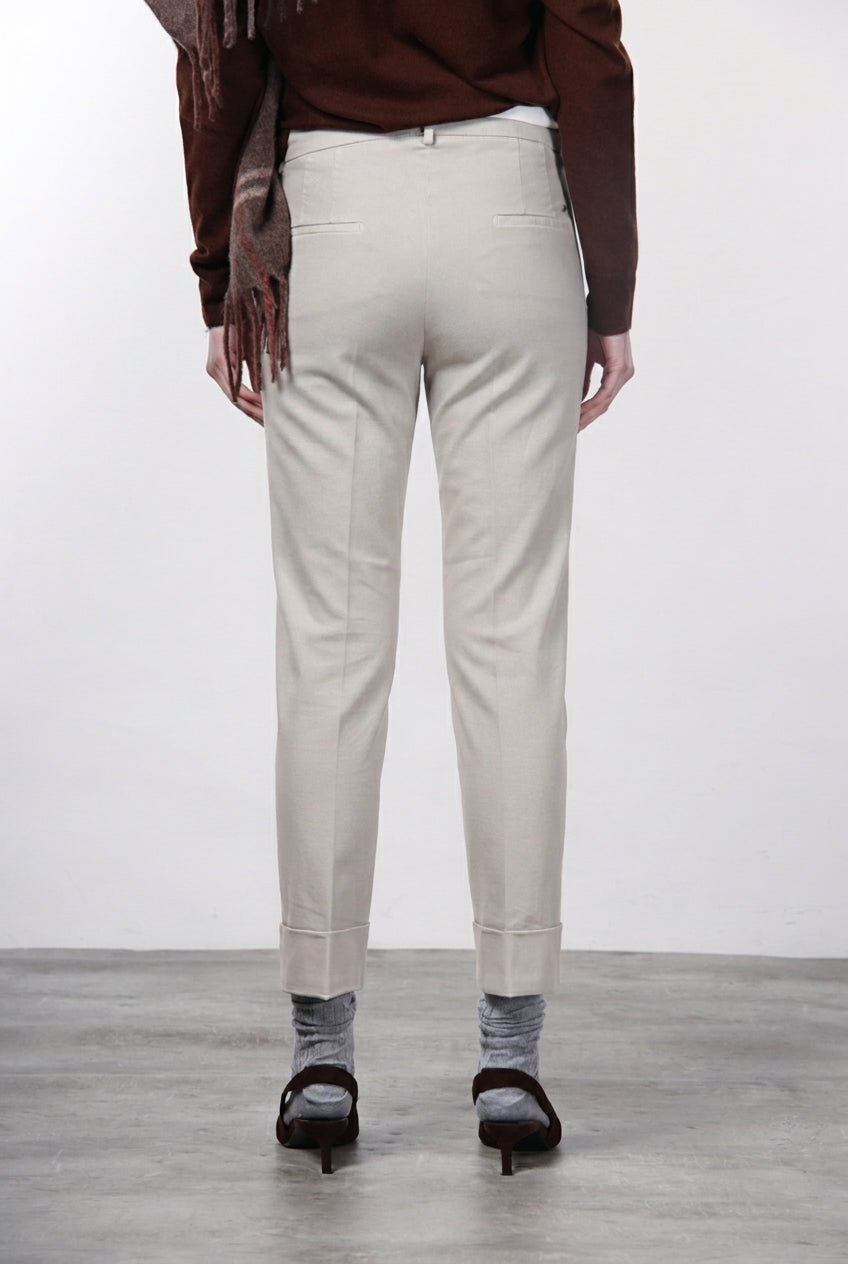 New York Carrot pantalón chino de mujer en gabardina de algodón y lana carrot fit ①
