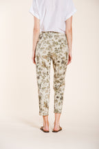 Marlene Hose Chino Damen aus Gabardine Blattdruck carrot fit