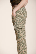 Marlene Cargo pantalone donna in gabardina stampa camouflage carrot fit
