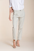 New York Carrot Sartoriale 1 Pince pantalón chino mujer en satén de algodón y seda carrot fit ①