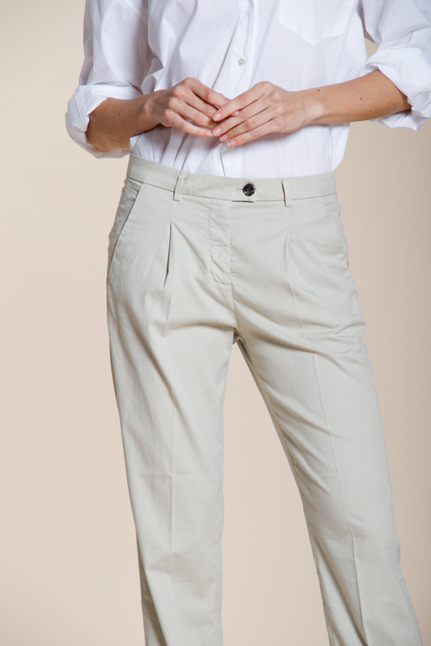 New York Carrot Sartoriale 1 Pince pantalón chino mujer en satén de algodón y seda carrot fit ①