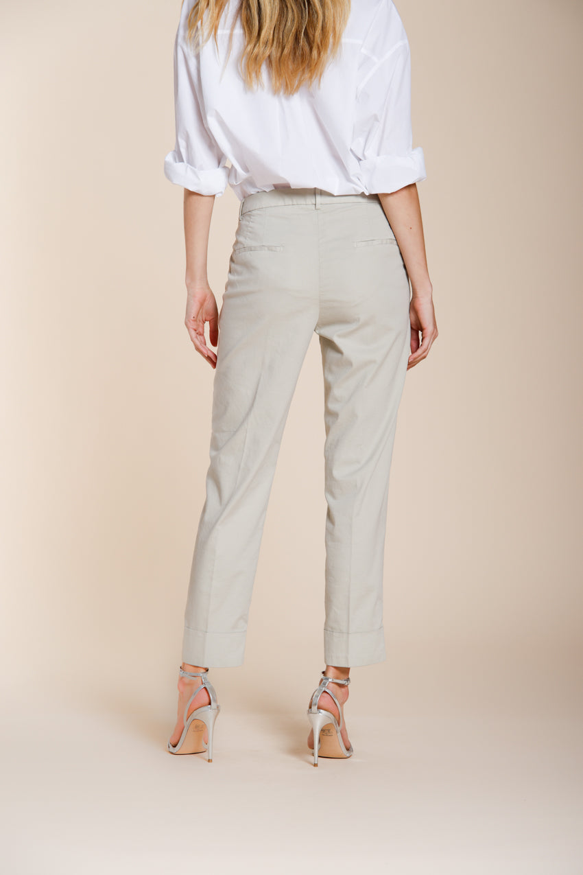 New York Carrot Sartoriale 1 Pince pantalón chino mujer en satén de algodón y seda carrot fit ①