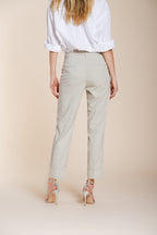 New York Carrot Sartoriale 1 Pince pantalón chino mujer en satén de algodón y seda carrot fit ①