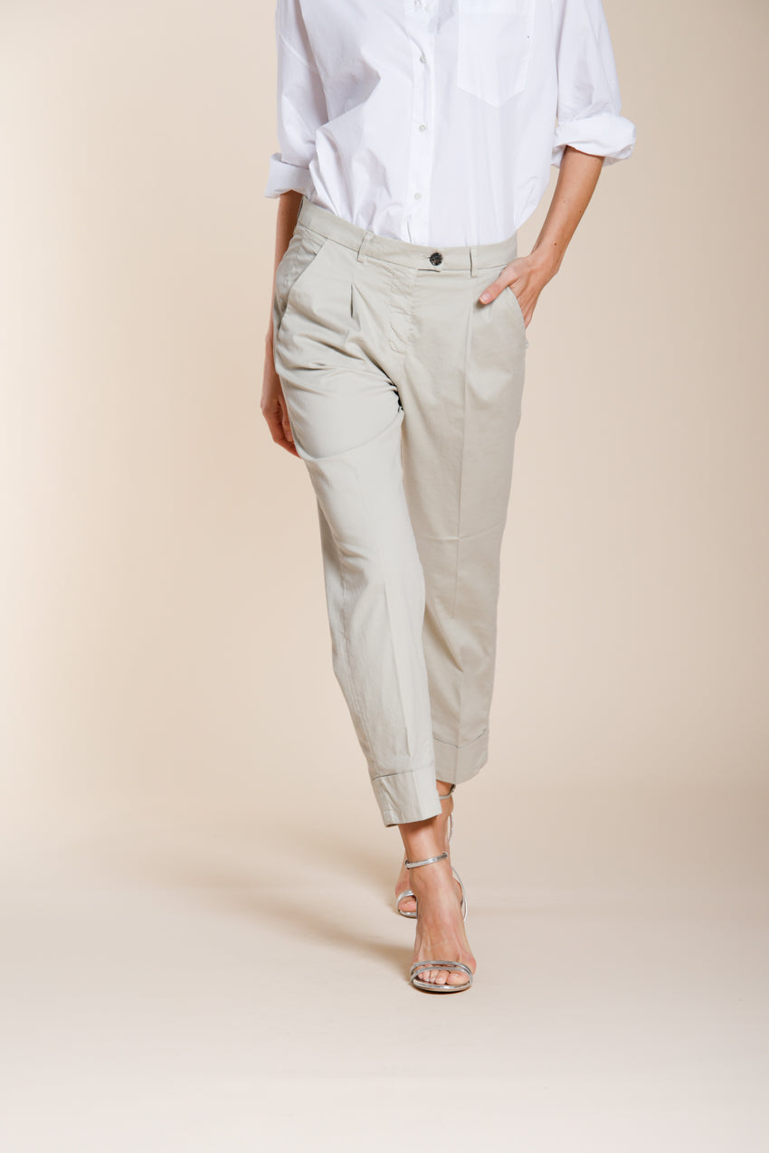 New York Carrot Sartoriale 1 Pince pantalón chino mujer en satén de algodón y seda carrot fit ①