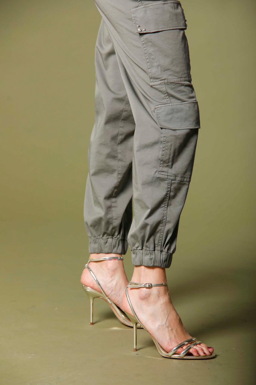 Immagine 2 di pantalone cargo donna in gabardina color verde militare modello Evita Cargo di Mason's