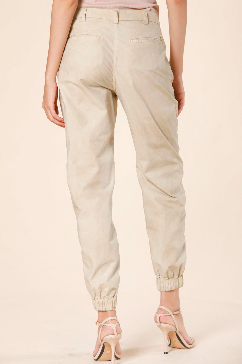 Immagine 3 di pantalone cargo donna in tela paracadute di cotone e tencel color beige chiaro modello Evita di Mason's