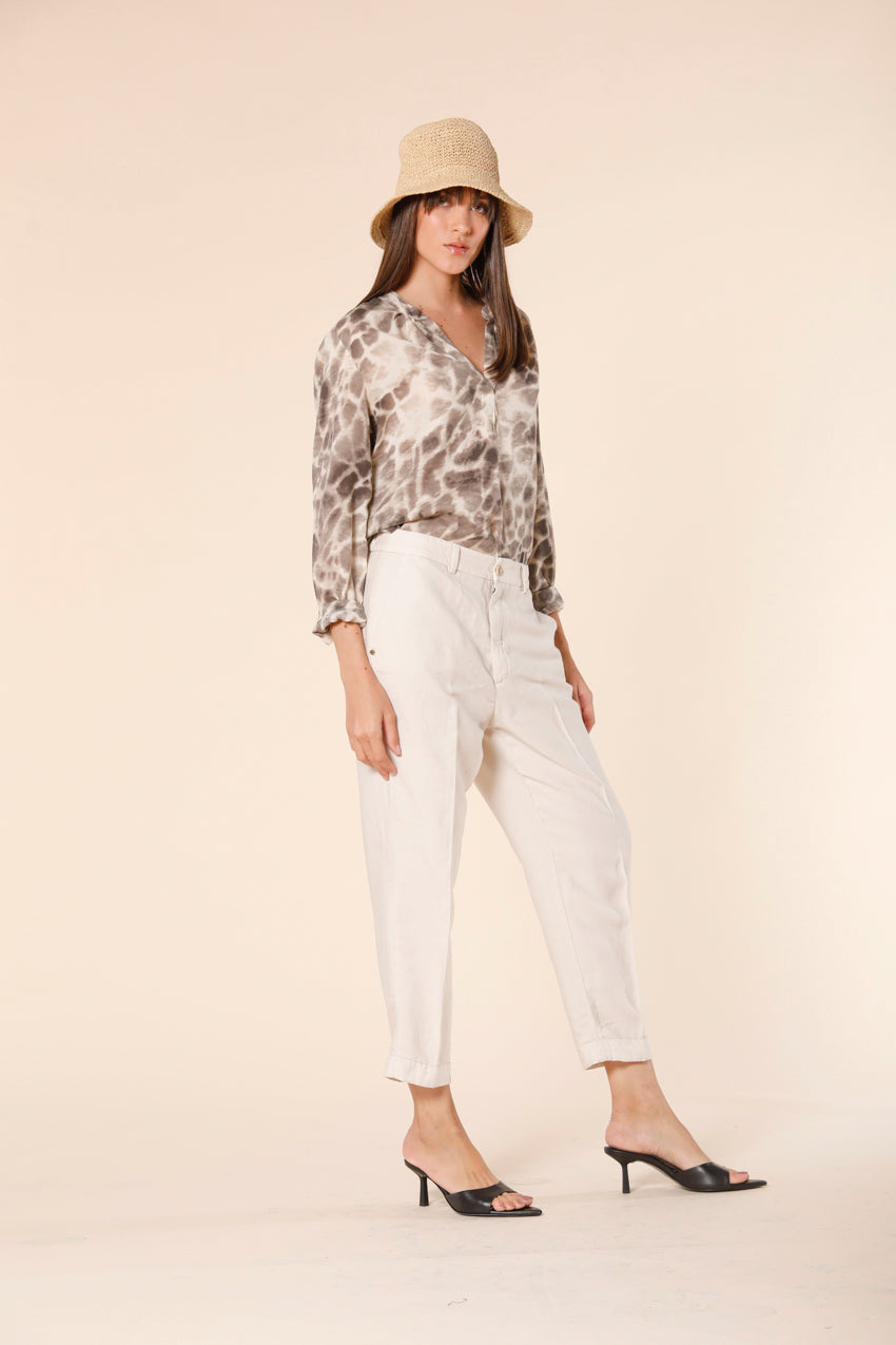 Image 2 of women's chino jogger pants in stucco colored tencel and linel mat fabric Linda Summer model by Mason's