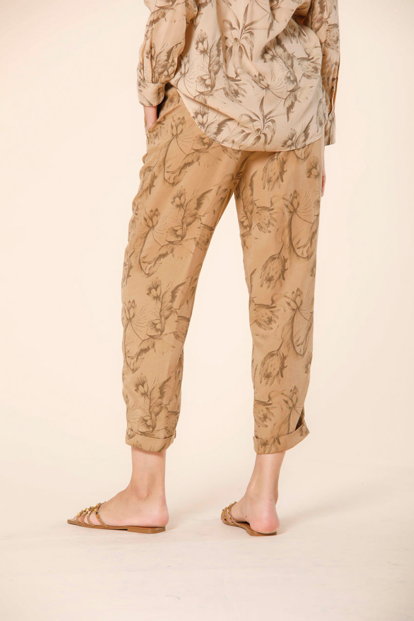 image 3 de pantalon chino femme en tencel avec imprimé feuilles modèle linda summer en biscuit de Mason's