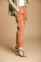 Judy Archivio pantalone cargo donna in twill di cotone stretch con ricamo relaxed fit