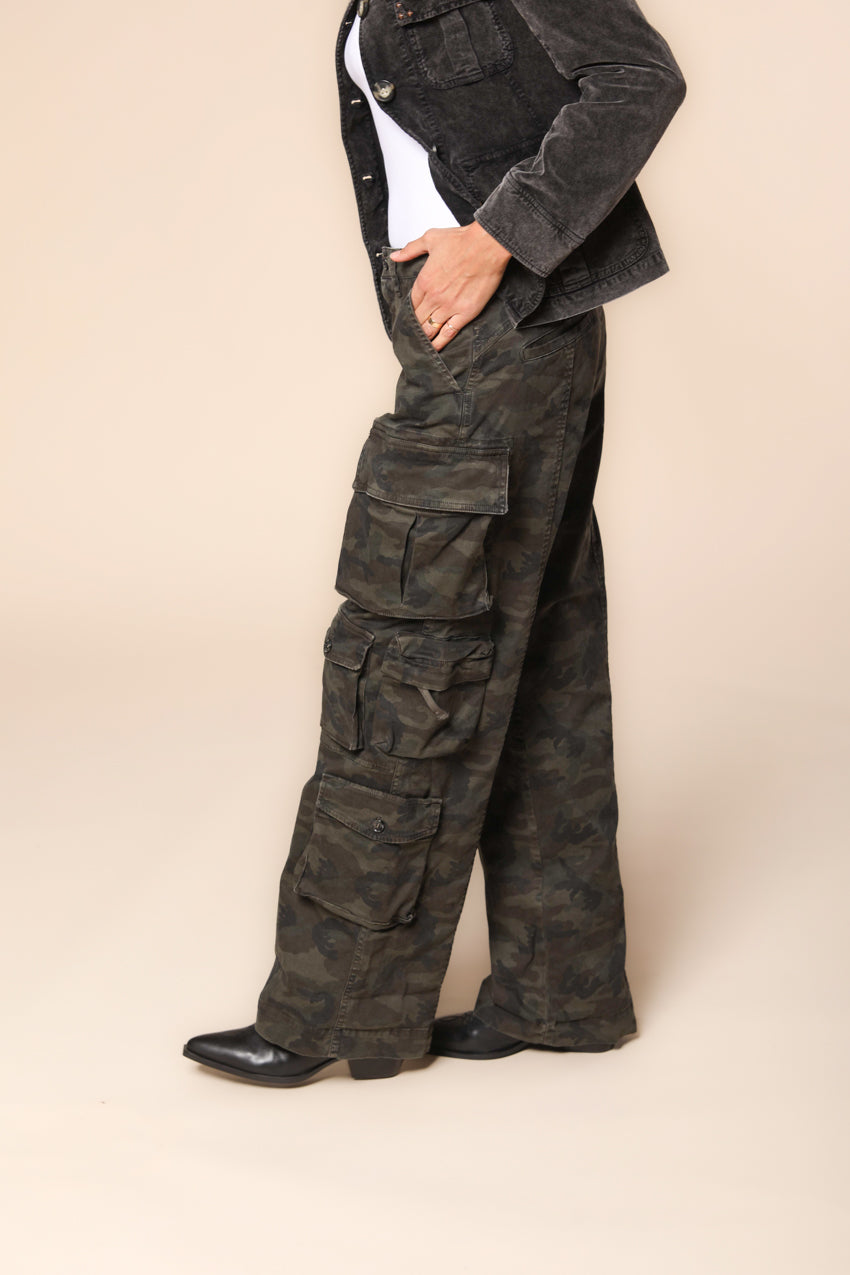 New Hunter pantalón cargo mujer en satén con estampado de camuflaje ajuste straight