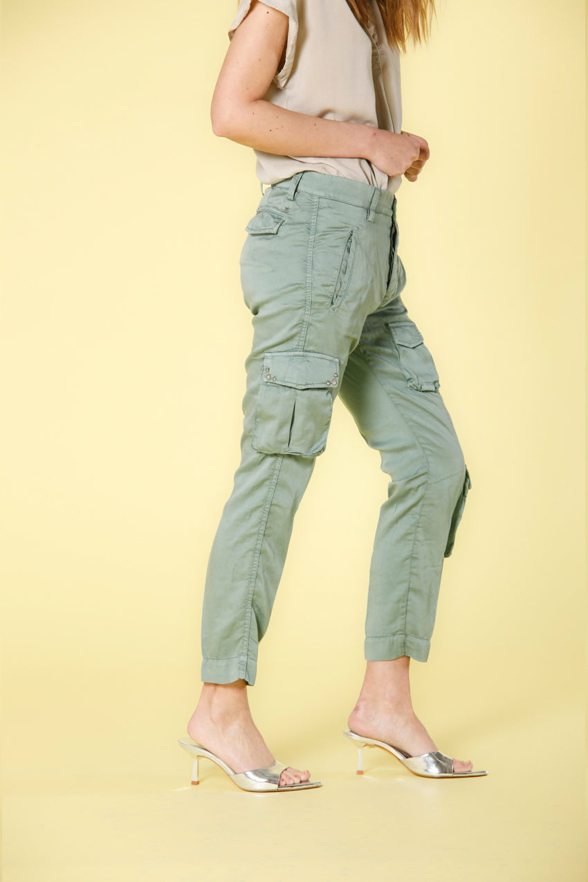 immagine 3 di pantalone cargo donna in tencel con borchie modello asia snake colore verde menta relaxed fit di mason's