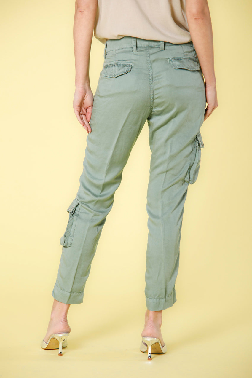 immagine 4 di pantalone cargo donna in tencel con borchie modello asia snake colore verde menta relaxed fit di mason's