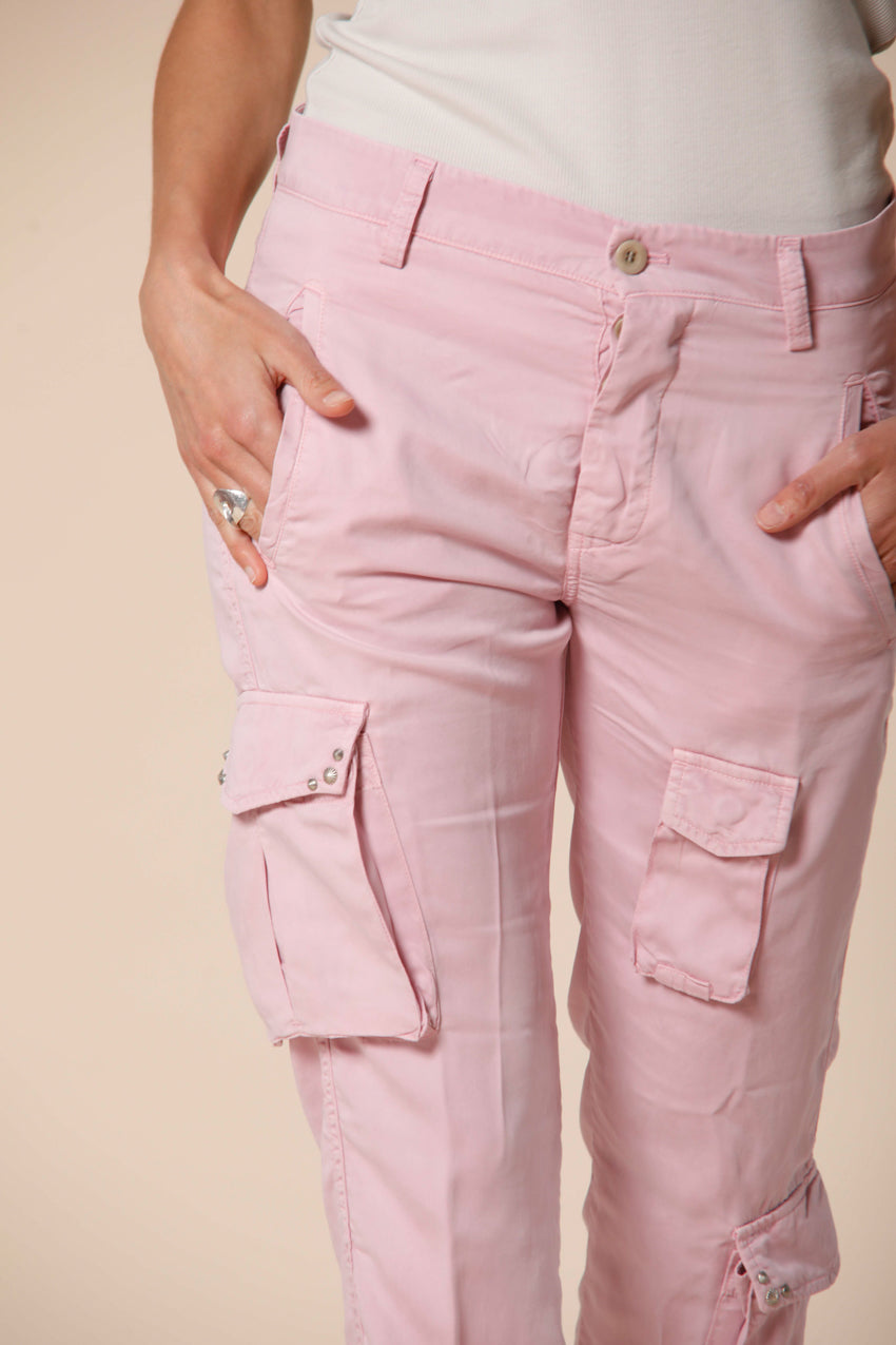 immagine 2 di pantalone cargo donna in tencel con borchie modello asia snake colore lilla relaxed fit di mason's 