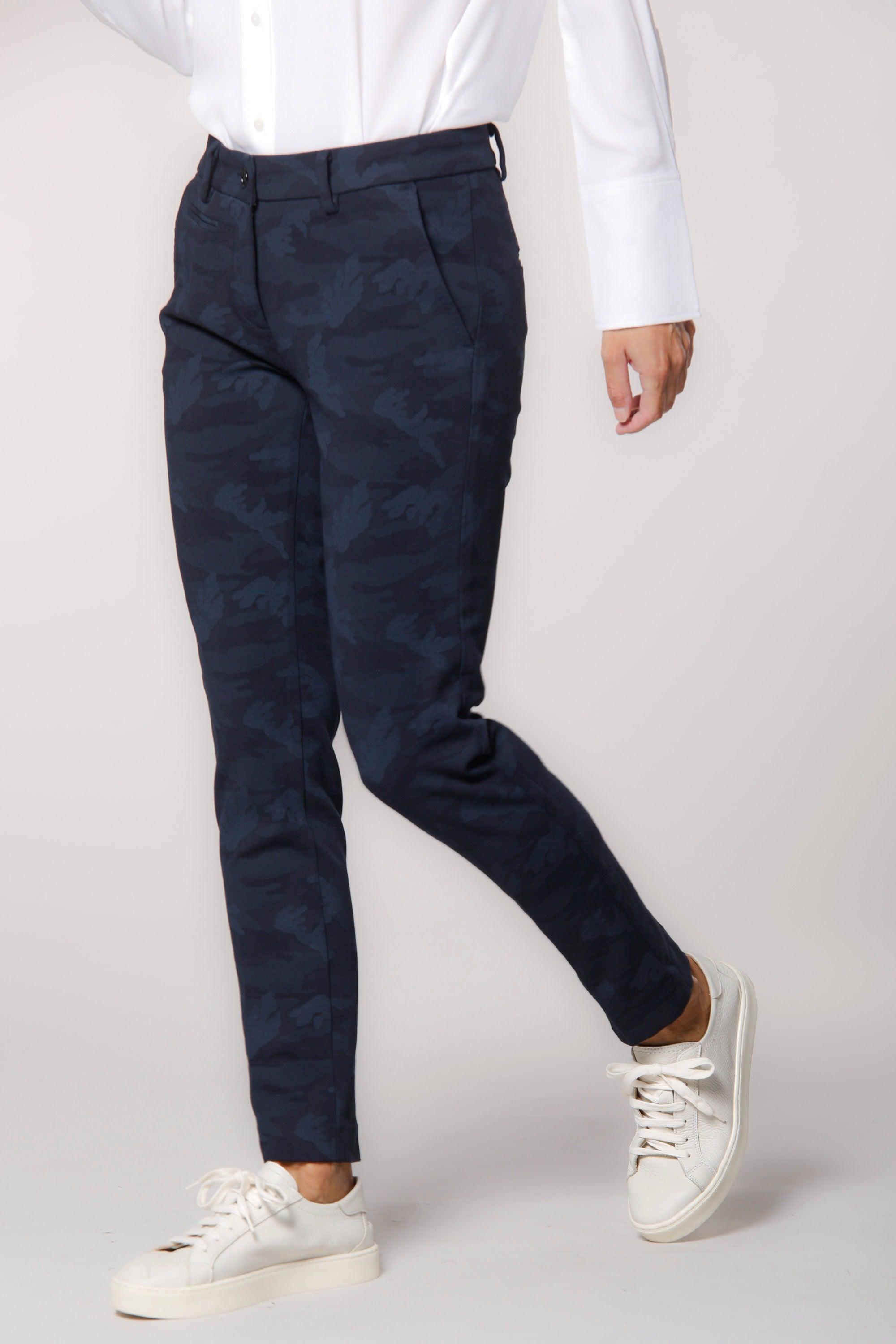 immagine 2 di pantalone chino donna in jersey con pattern camouflage colore blu  modello New York Slim di Mason's