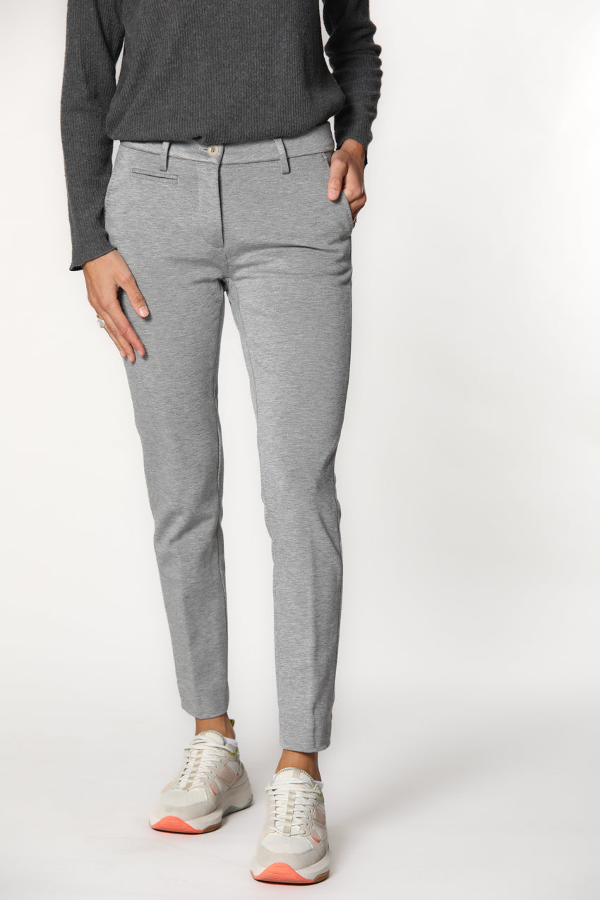 New York Slim pantalón chino mujer en jersey técnico ajuste slim ①