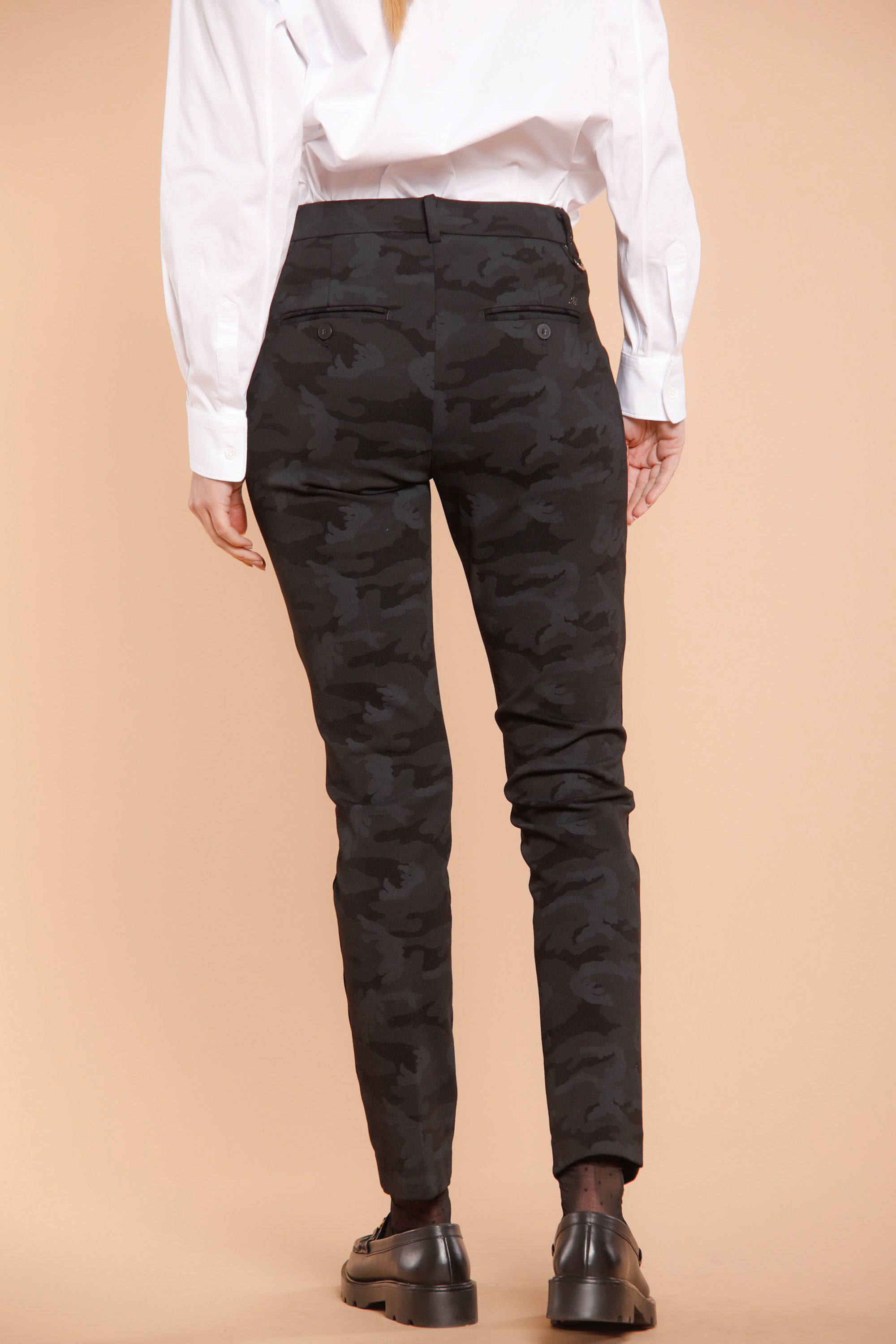 New York Slim Damen Chino Hose aus Jersey mit Camouflage Muster ①.