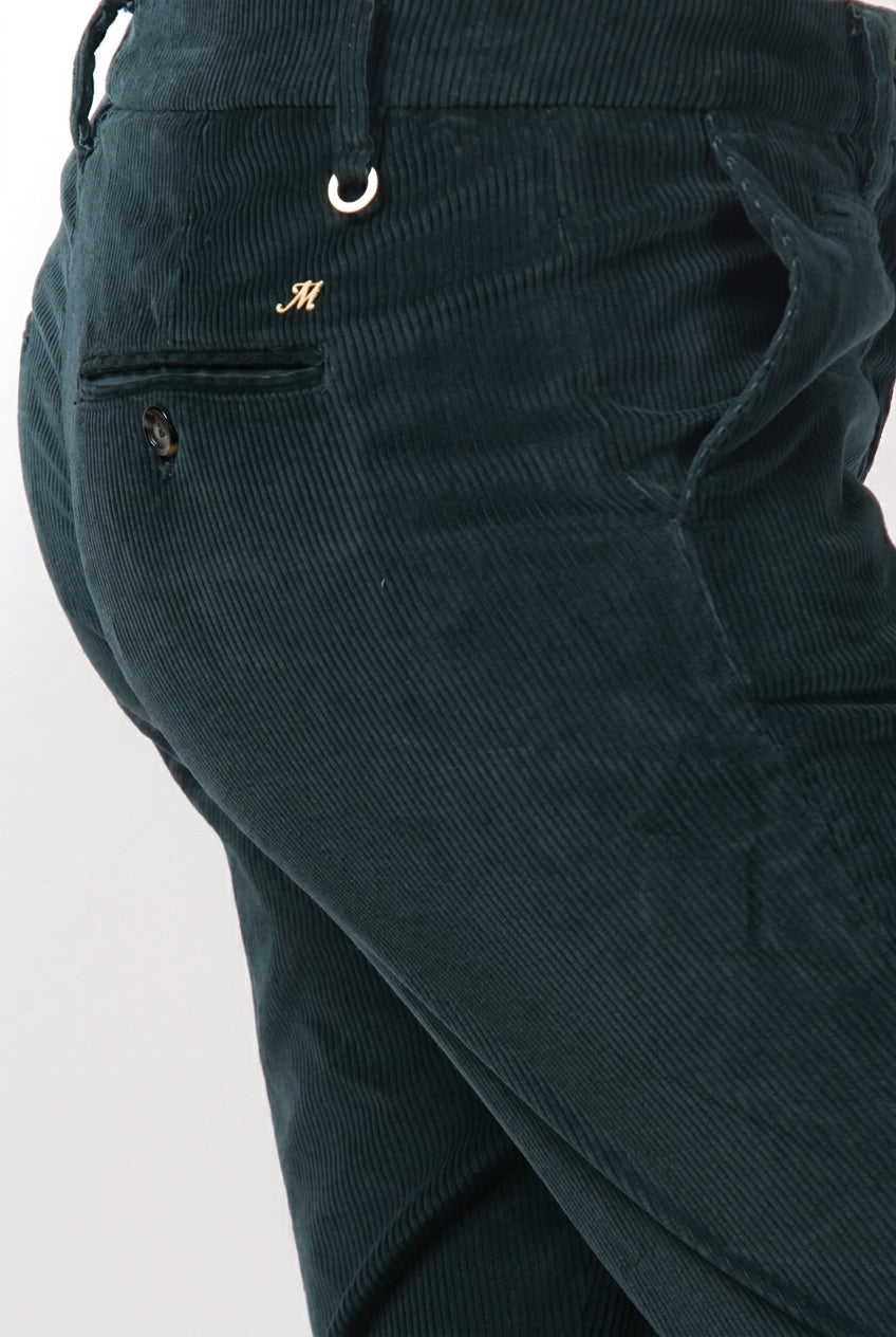New York Slim women’s chino pants in wide-wale velvet with slim fit ①