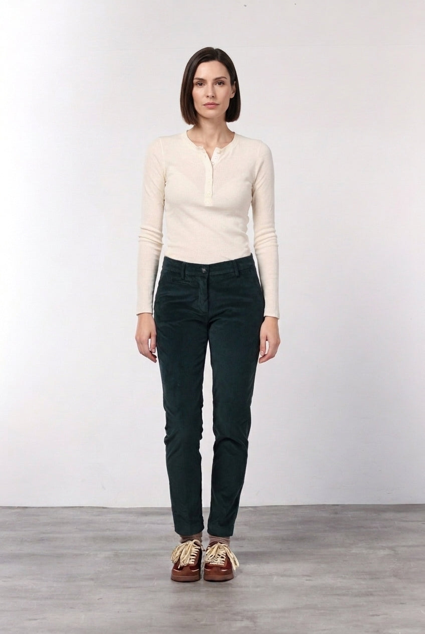 New York Slim Chinohose für Damen aus breit geripptem Samt mit slim fit ①