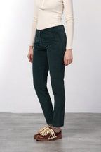 New York Slim Chinohose für Damen aus breit geripptem Samt mit slim fit ①