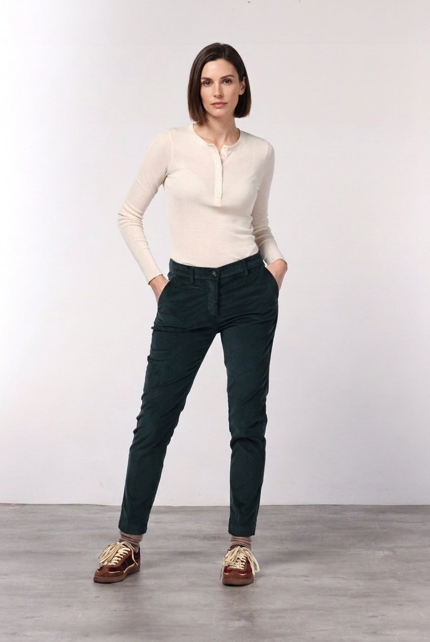 New York Slim Chinohose für Damen aus breit geripptem Samt mit slim fit ①