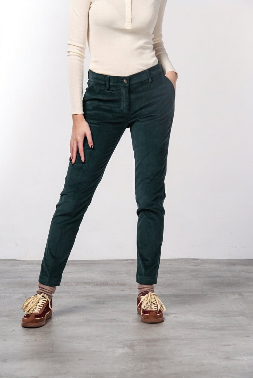 New York Slim Chinohose für Damen aus breit geripptem Samt mit slim fit ①