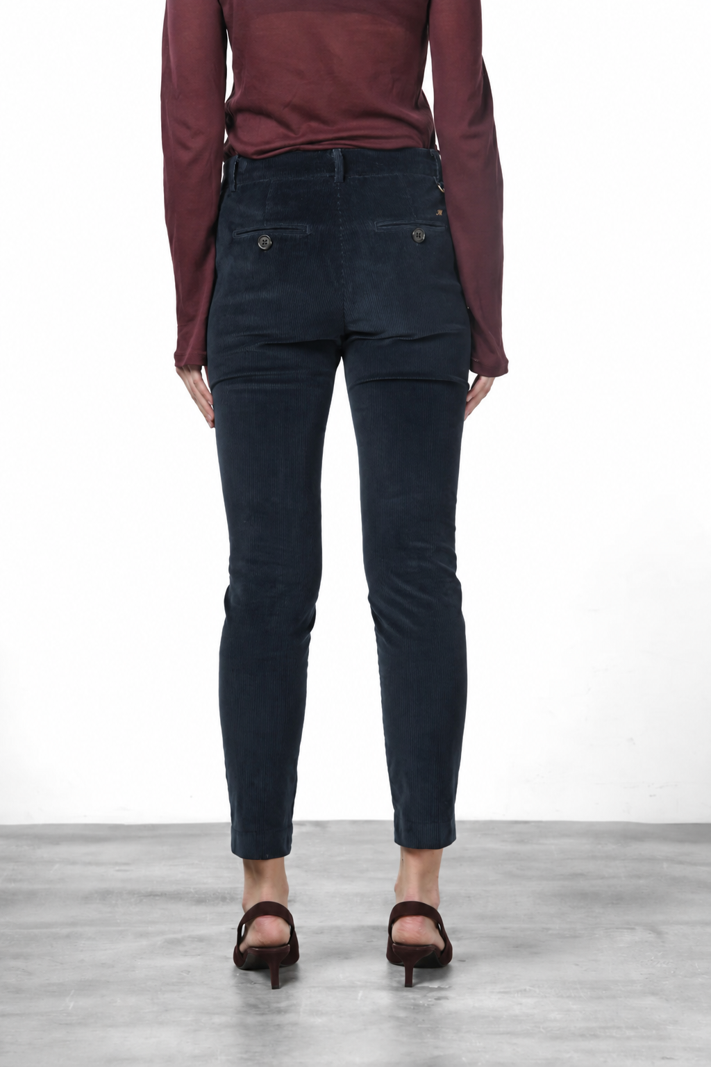 New York Slim pantalón chino de mujer en pana de canalé ancho, slim fit ①