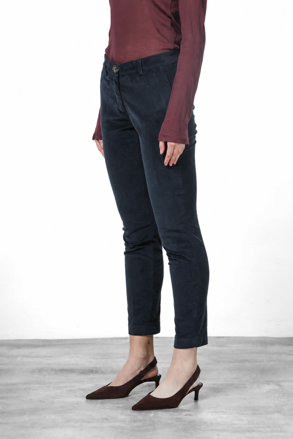 New York Slim pantalón chino de mujer en pana de canalé ancho, slim fit ①