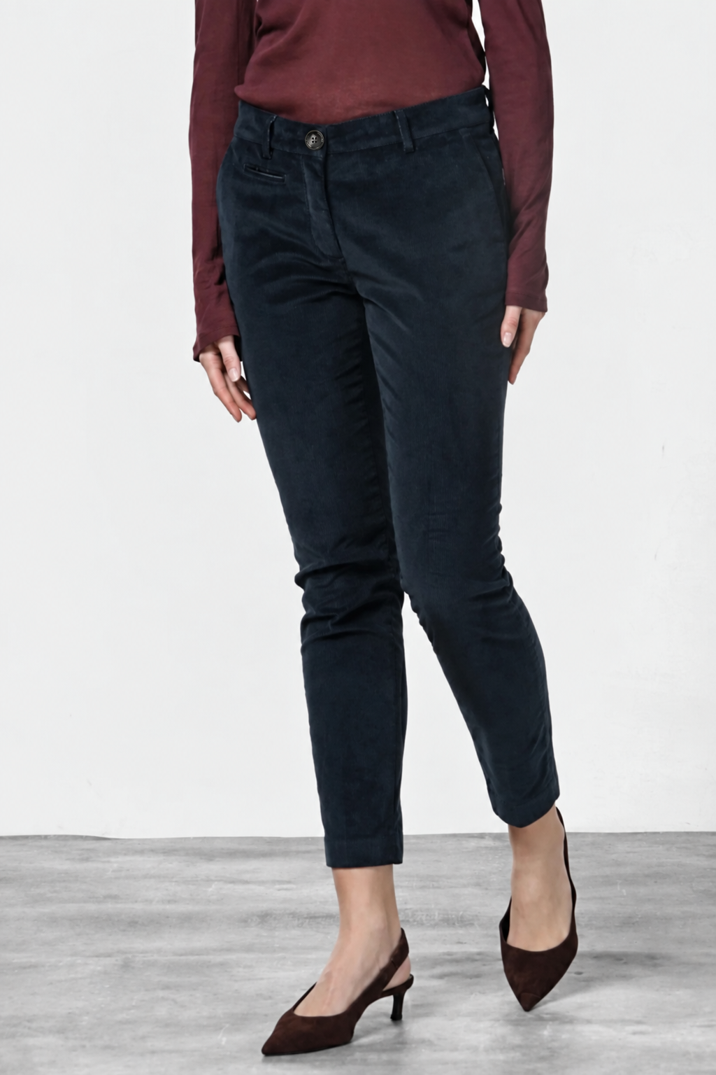 New York Slim pantalón chino de mujer en pana de canalé ancho, slim fit ①