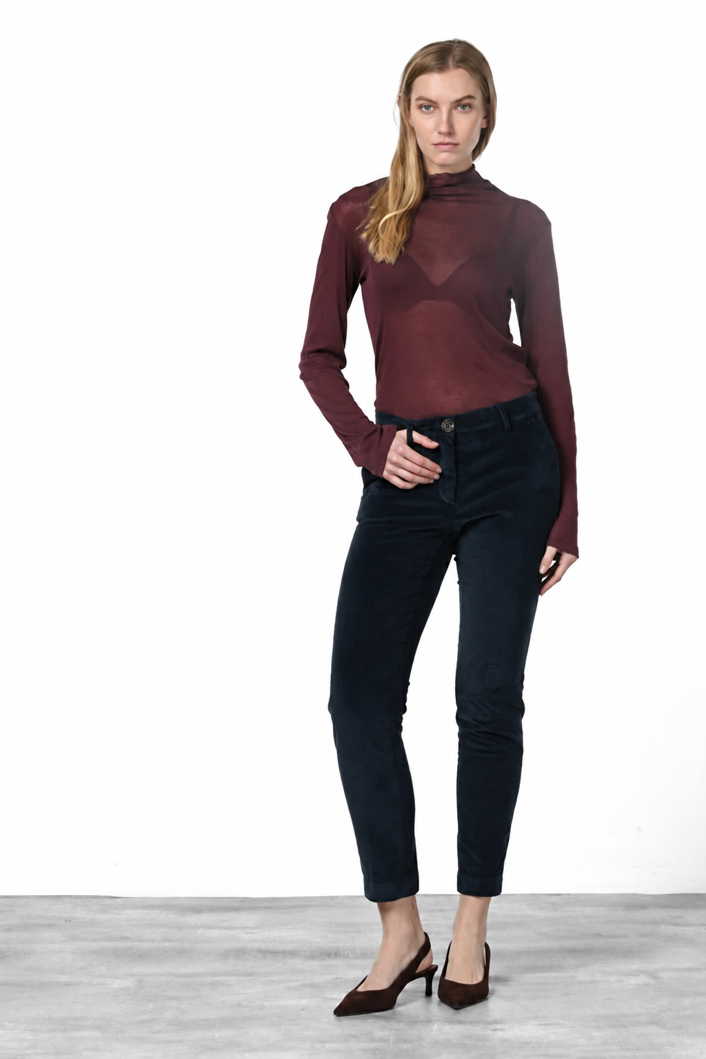 New York Slim pantalón chino de mujer en pana de canalé ancho, slim fit ①
