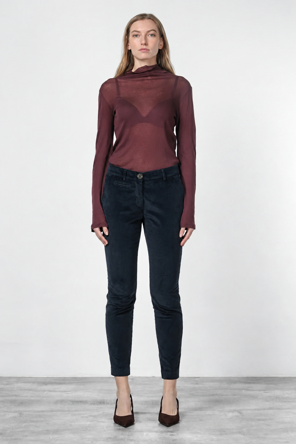 New York Slim pantalón chino de mujer en pana de canalé ancho, slim fit ①