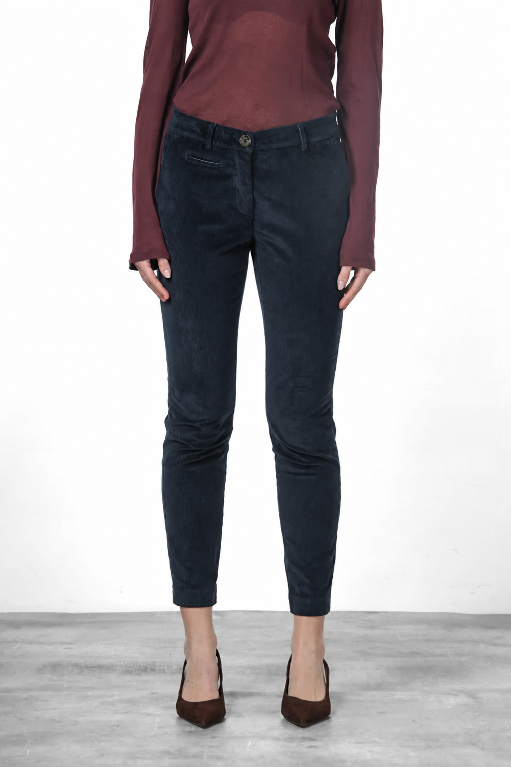 New York Slim pantalón chino de mujer en pana de canalé ancho, slim fit ①