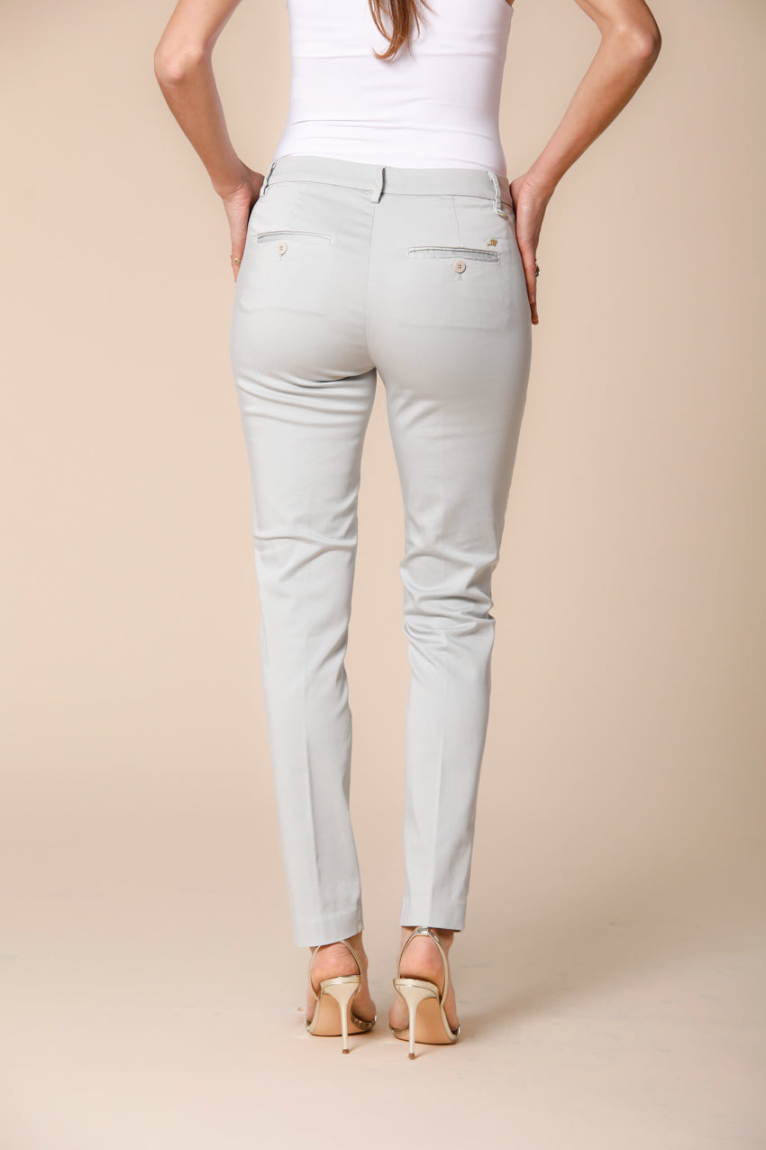 immagine 4 di pantalone chino donna in raso stretch modello new york slim colore celestino slim fit di Mason's