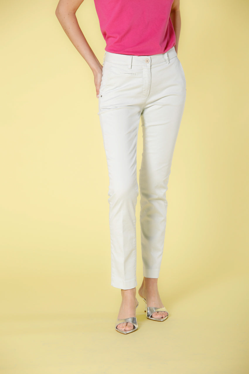 immagine 4 di pantalone chino donna in raso stretch modello new york slim colore verde chiaro  slim fit di Mason's