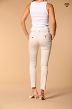 Immagine 4 di pantalone chino donna in raso stretch modello New York Slim slim fit