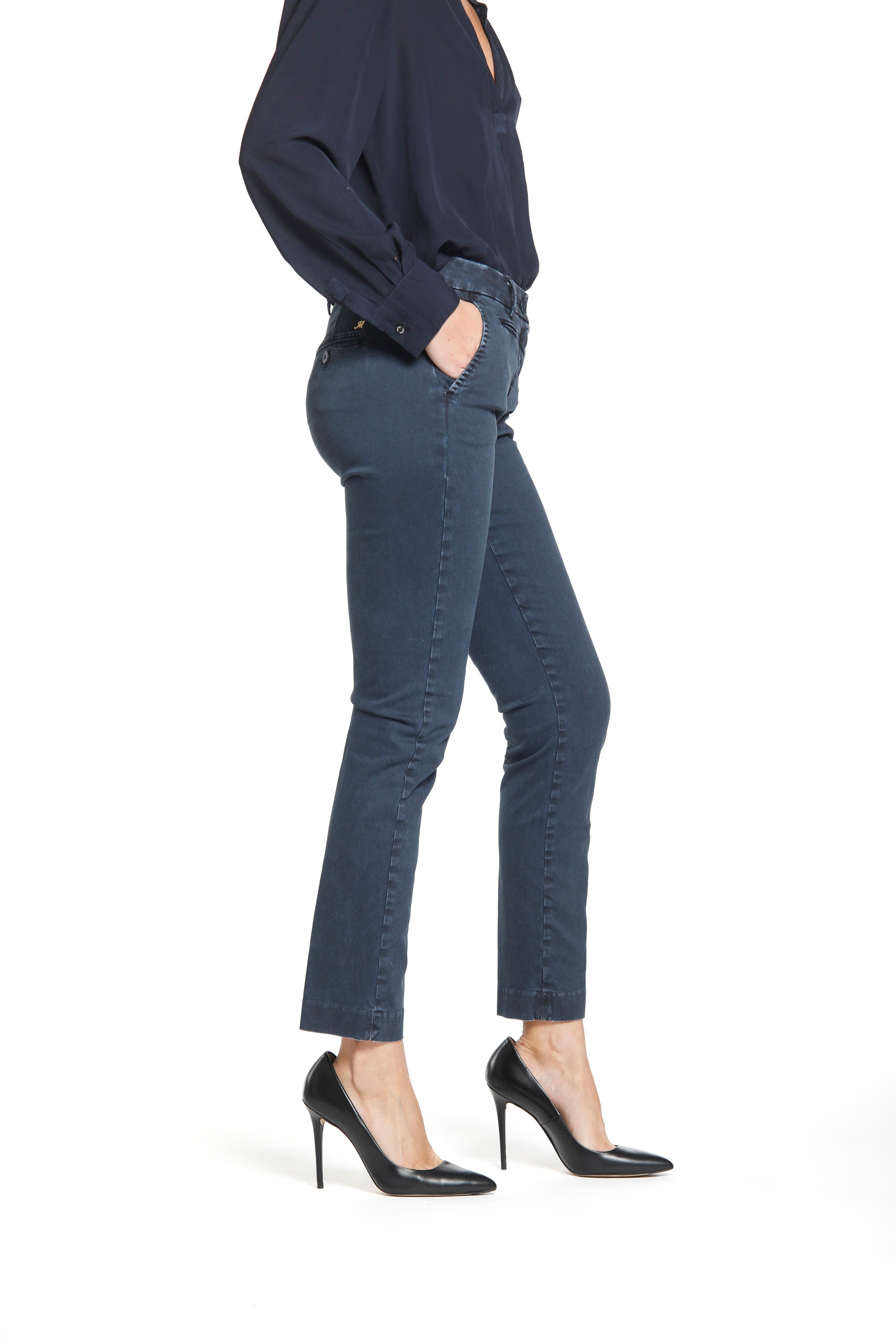 New York Slim Pantalon chino femme en satin coupe slim ①.